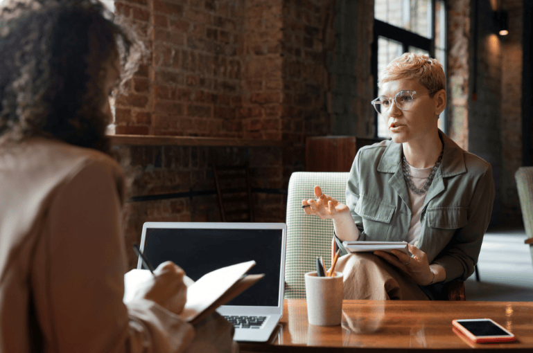 getty-images-xYEWd7I7Lb4-unsplash two women talking in office